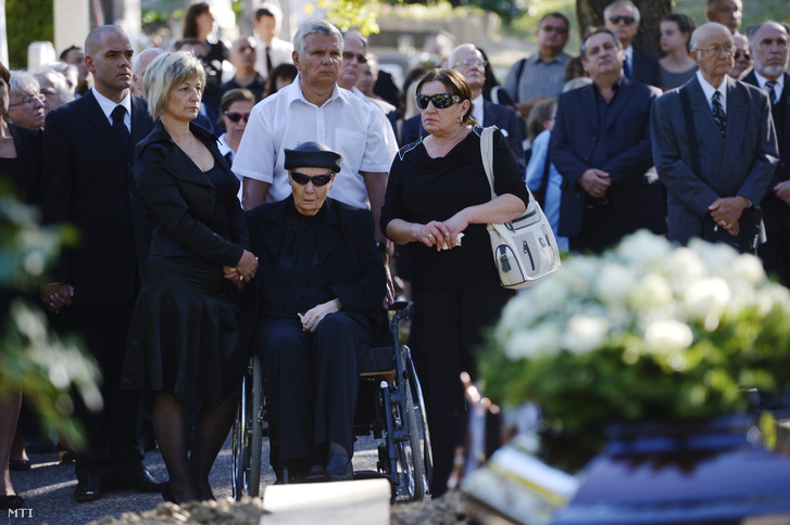 Bara Margit (középen) Gyarmati Dezső temetésén.