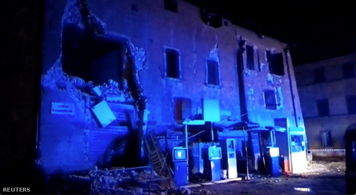 Megrongálódott épület az olaszországi Visso-ban