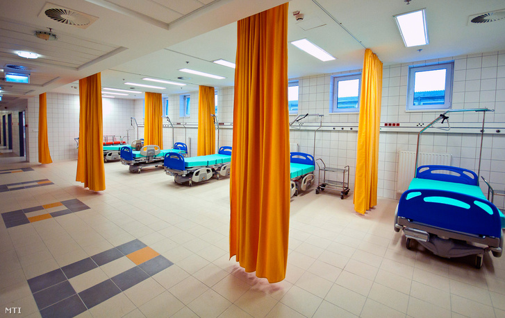 Sürgősségi kezelő a győri Petz Aladár Megyei Oktató Kórház újonnan épült épületszárnyában 2013. február 28-án.