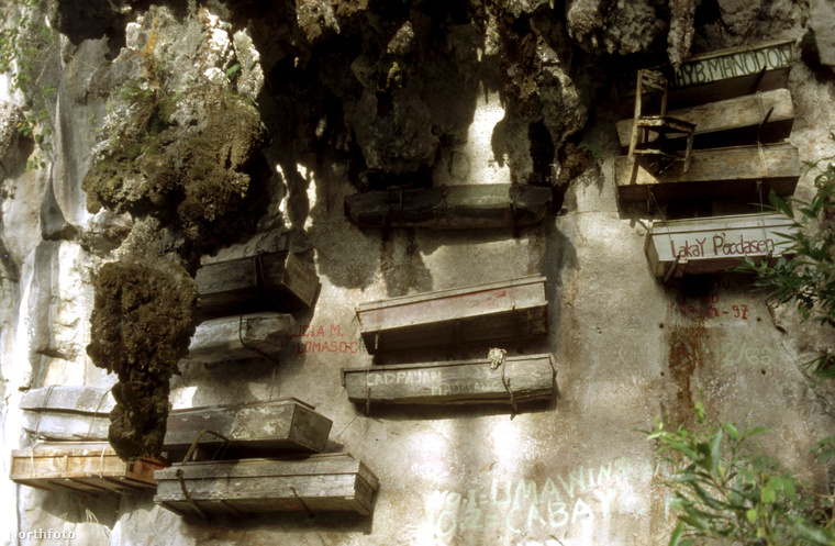 A Fülöp-szigeteki Sagada falu barlangrendszerének bejáratánál több száz koporsót ágyaztak a sziklafalba