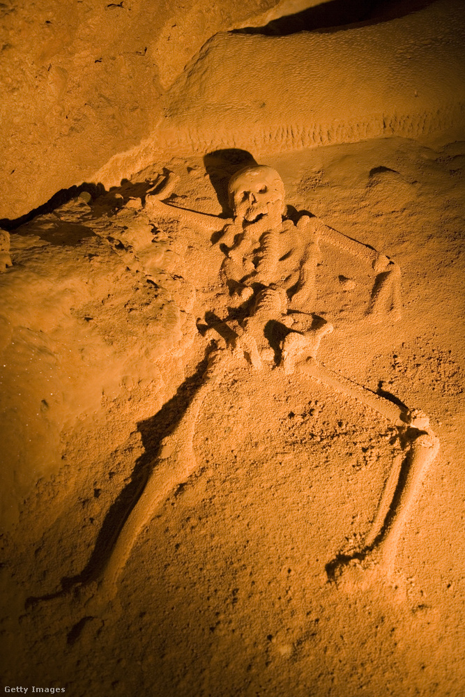A belizei Tapír hegységben fellelhető barlangrendszer, az Actun Tunichil Mukna a maja kultúra emlékeit őrzi: 1200 éves csontvázak hevernek benne