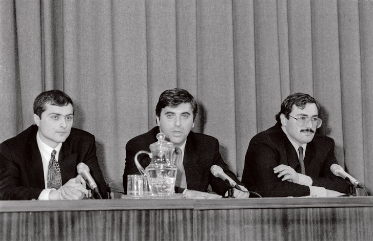 Vlagyiszlav Szurkov (bal) Mihail Hodorkovszkij (jobb) testőreként a 90-es évek elején