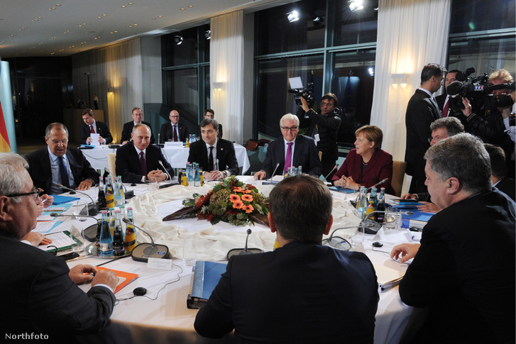 2016 október 19-én Berlinben az Ukrajnai krízisről tartott tárgyalásokon Angela Merkel és Viktor Porosenko mellett Vlagyimir Putyin oldalán Vlagyiszlav Szurkov is feltűnt