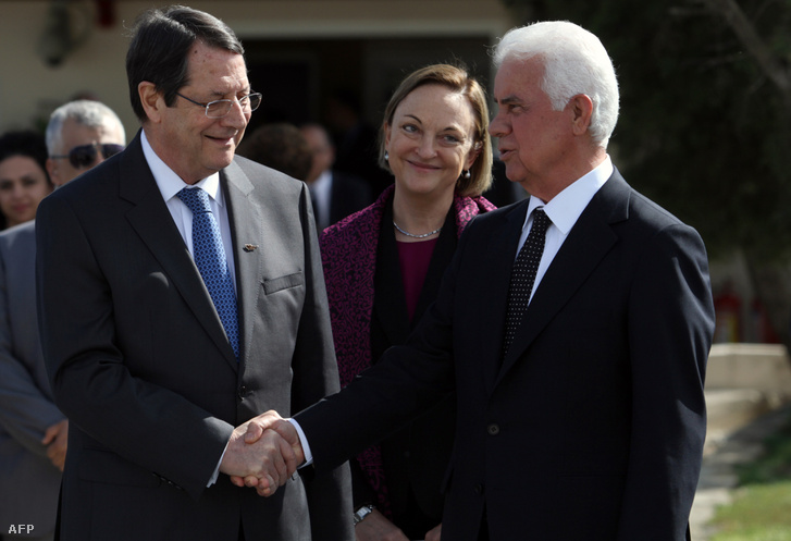 Nikosz Anasztasziadisz ciprusi államfő és Derviş Eroğlu, az Észak-ciprusi Török Köztársaság elnöke