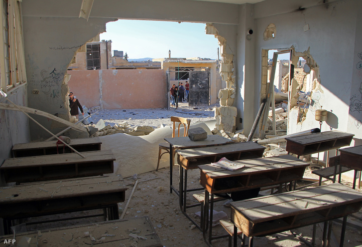 Orosz gépek vagy az oroszok által támogatott szíriai kormányerők október 26-án egy iskolát bombáztak le Hasszban, a támadásban legalább 20 diák vesztette életét.