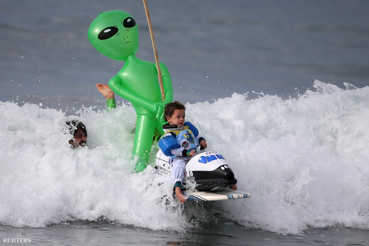 Halloween-jelmezes szörfbajnokság résztvevői a kaliforniai Santa Monica partján.