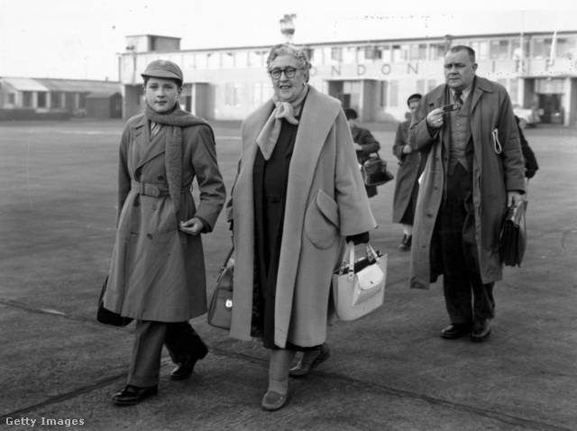 Agatha Christie és unokája, Matthew Pritchard a londoni reptéren 1956 decemberében