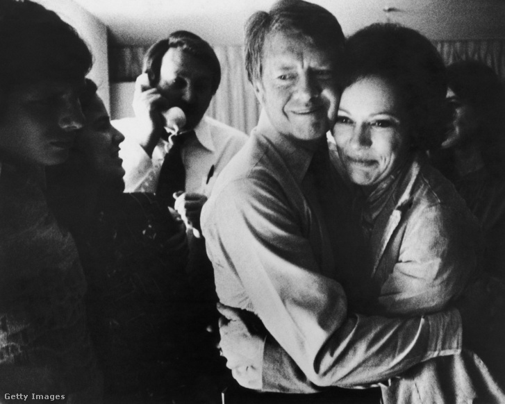 Jimmy Carter öleli át feleségét, Rosalynnt amikor megtudta, hogy megnyerte az elnökválasztást 1976. november 2-án.