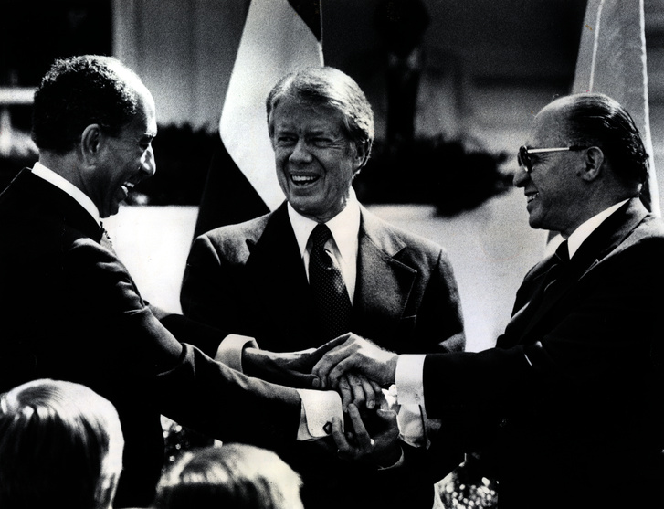Jimmy Carter amerikai elnök, Anvar Szadat (bal) egyiptomi és Menáhém Begín izraeli vezető a Camp David-i egyezmény aláírását követően, 1978-ban.