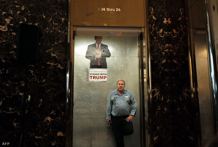 Válsztási plakát a Trump Torony egyik liftjén, New Yorkban