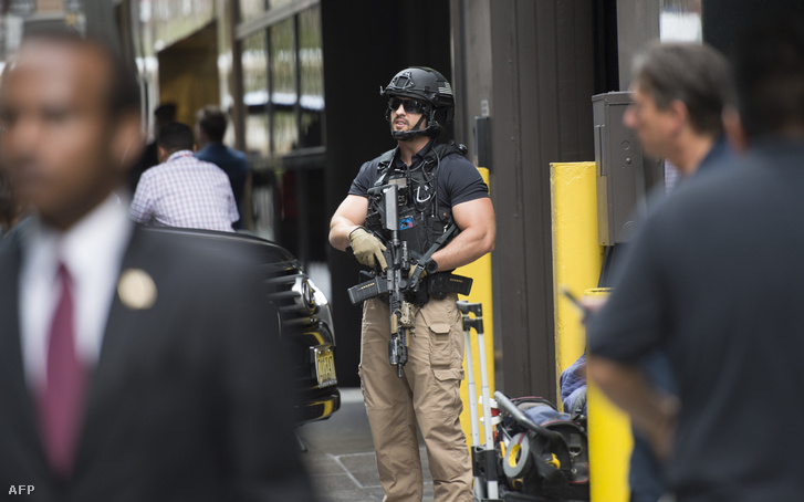 Felfegyverzett rendőr ár őrt a Trump Torony előtt, New Yorkban