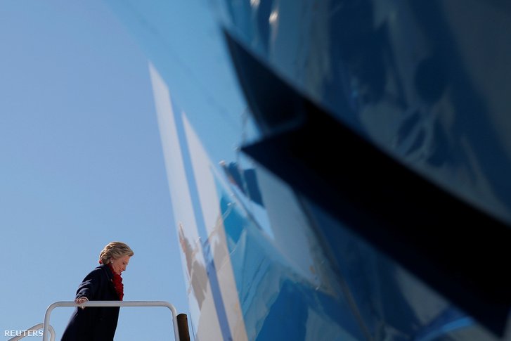 Hillary Clinton száll fel repülőgépére New Yorkban, 2016. november 1-én.
