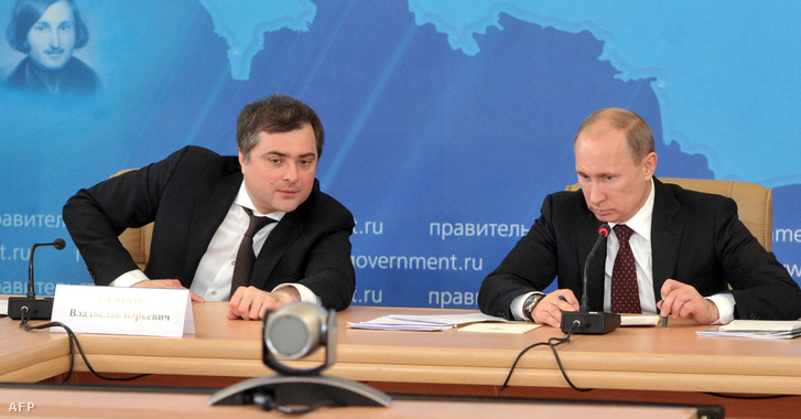 Vlagyiszlav Szurkov és Vlagyimir Putyin orosz elnök
