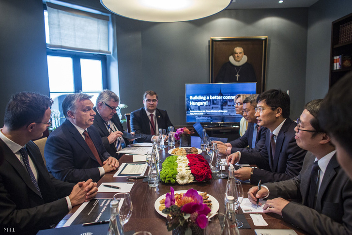Orbán Viktor miniszterelnök a Huawei vezetőivel folytat megbeszélést a Kína-Kelet-Közép-Európa csúcstalálkozó előtt Rigában 2016. november 5-én. A magyar miniszterelnök mellett Szijjártó Péter külgazdasági és külügyminiszter.