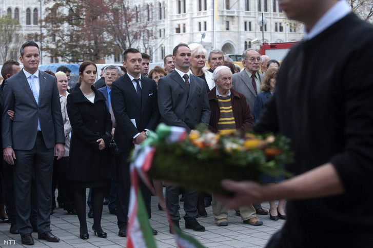Rogán Antal polgármester a Fidesz frakcióvezetője (b3) és felesége Rogán-Gaál Cecília (b2) valamint Puskás András alpolgármester (b) és Sélley Zoltán jegyző (b4) az V. kerületi önkormányzat megemlékezésén amelyet az 1956-os forradalom és szabadságharc kirobbanásának 57. évfordulója alkalmából tartottak Nagy Imre néhai miniszterelnök szobra előtt a belvárosi Vértanúk terén 2013. október 22-én.
