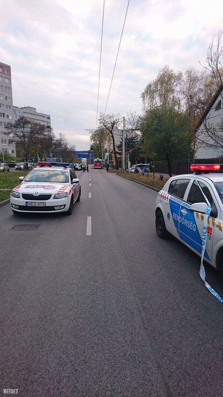 A rendőrök lezárták az érintett útszakaszt