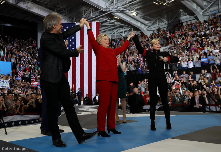 Clinton kampányol november 7-én, egy nappal a választás előtt.