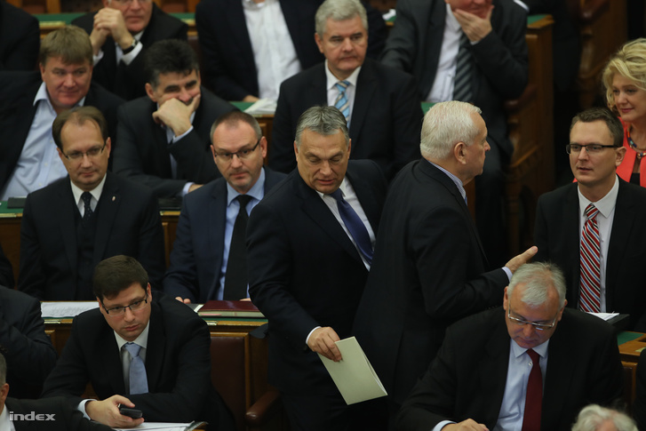 Orbán Viktor miniszterelnök érkezik az Országgyűlés plenáris ülésére, az alaptörvény hetedik módosításáról szóló szavazásra