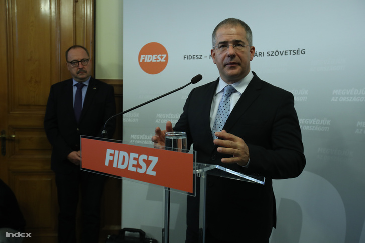 A szavazás után Kósa Lajos a Fidesz frakcióvezetője nyilatkozik a sajtónak