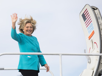 Az új őrület azt diktálja, hogy Hillary Clinton Bon Jovival álljon mozdulatlanul