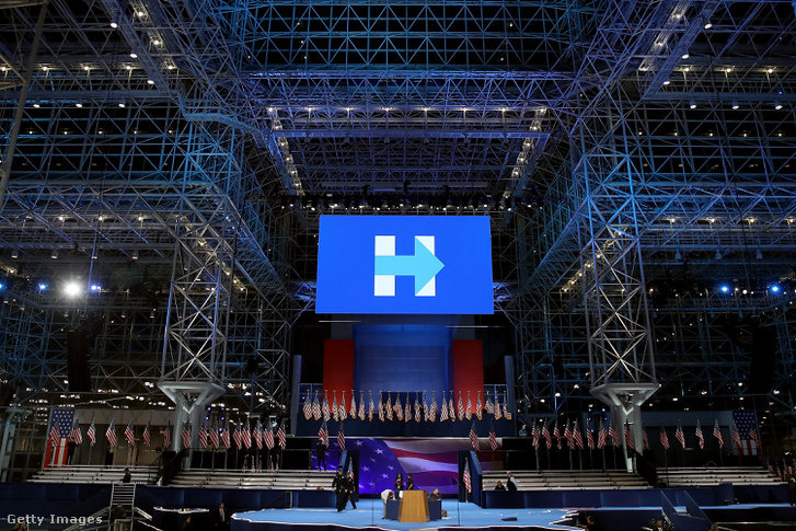 Hillary Clinton színpada a New York-i Jacob K. Javits Convention Centerben