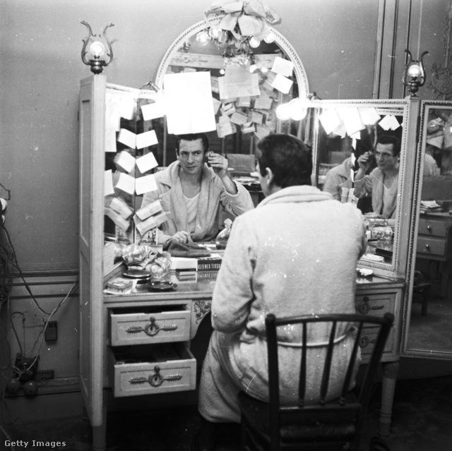 Yves Montand 1955-ben, a párizsi Sarah Bernhardt Színház öltözőjében