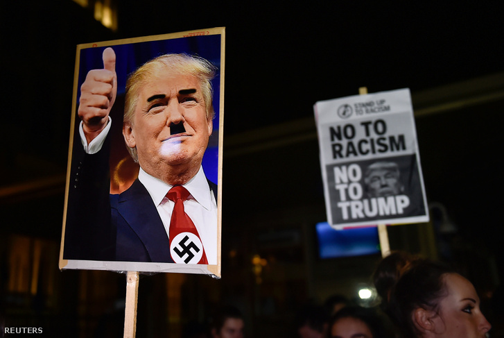 Táblákkal tüntettek november 9-én az amerikai nagykövetség előtt Londonban.