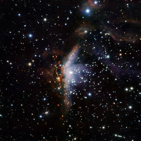 A Gum 19 katalógusjelű köd J, H és K infravörös szűrőkön keresztül rögzített felvételeiből összeállított hamis színes kép (J - kék, H - zöld, K - vörös). A köd egyik oldala a forró V391 Velorum jelű kék szuperóriás csillag által gerjesztett hidrogéngáz miatt fényesen ragyog, míg a másik fele sötét. A két részt elválasztó fényes, keskeny sáv aktív csillagkeletkezési terület. Az új csillagok, illetve a V391 Velorum szupernóva-robbanása valószínűleg rövid idő alatt meg fogja változtatni a Gum 19 "kétarcú" megjelenését.