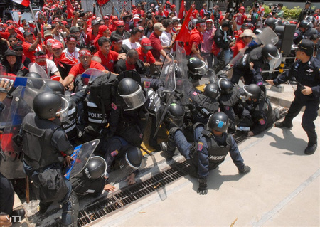 Thakszin Sinavatra megbuktatott thaiföldi miniszterelnök hívei áttörik a rendőrkordont és benyomulnak a parlament udvarára