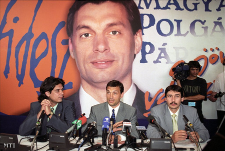 Budapest, 1998. május 10. Deutsch Tamás, Orbán Viktor és Áder János a Fidesz választási központjában
