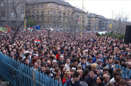Budapest, 2002. április 9. Orbán Viktor embereket csődít a Testnevelés Egyetemhez