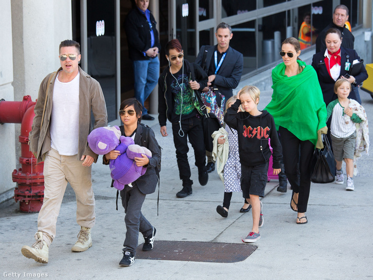 Brad Pitt és Angelina Jolie a gyerekeikkel