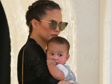 Chrissy Teigen csajos napot tartott tündéri kisbabájával