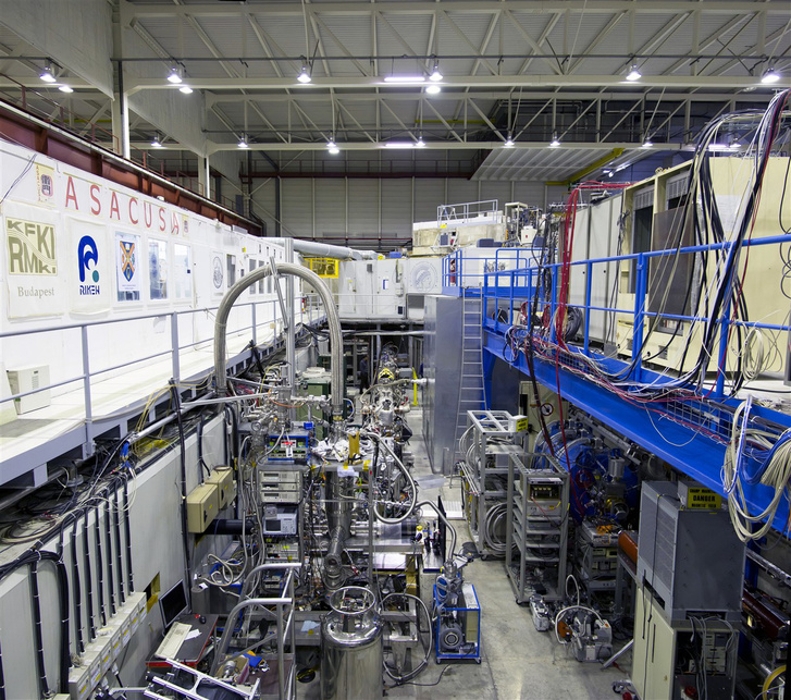 Az ASACUSA kísérlet a CERN antianyaggyárában. A mérőberendezés feletti cső vezet a betonfal mögötti óriási hűtőberendezéshez.