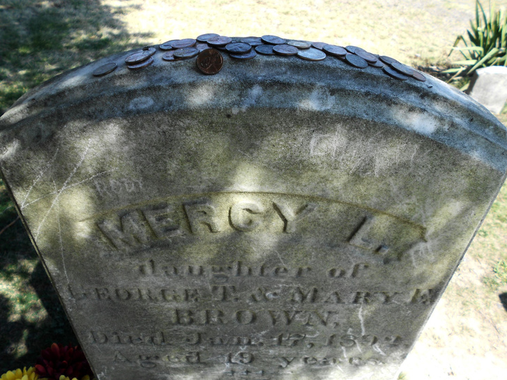 Mercy Brown sírköve az exeteri babtista temetőben