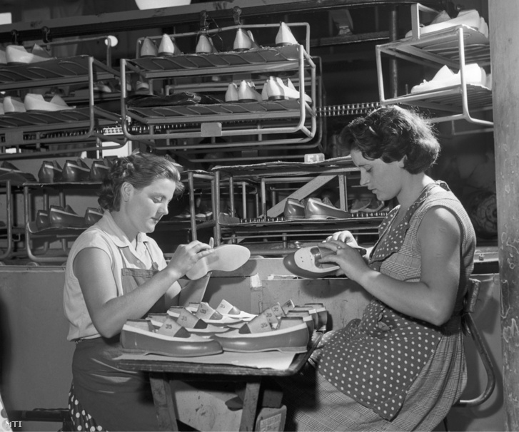 Dolgozók a Martfűi Cipőgyárban 1959-ben