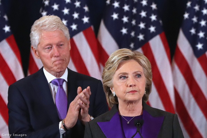 Hillary és Bill Clinton egy nappal az amerikai elnökválasztás után tartott sajtótájékoztatón, New Yorkban