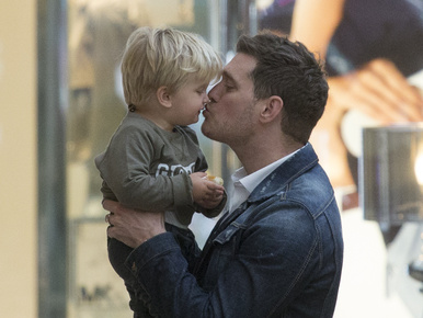 Michael Bublé visszavonul a szerepléstől, hogy rákbeteg kisfiával törődhessen