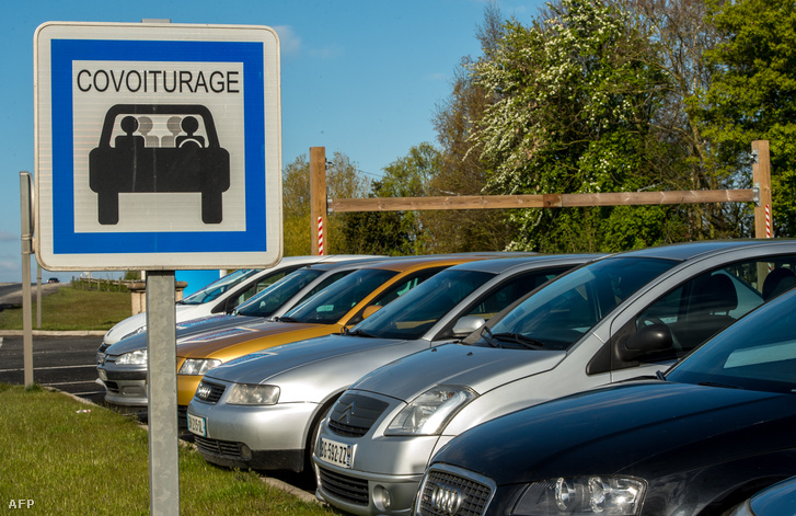 A közösségi autóbérlés (carsharing) általában úgy működik, hogy van egy nagyobb regisztrált felhasználói csoport, akik ott vehetik fel az autókat, ahol a korábbi sofőr azokat letette.