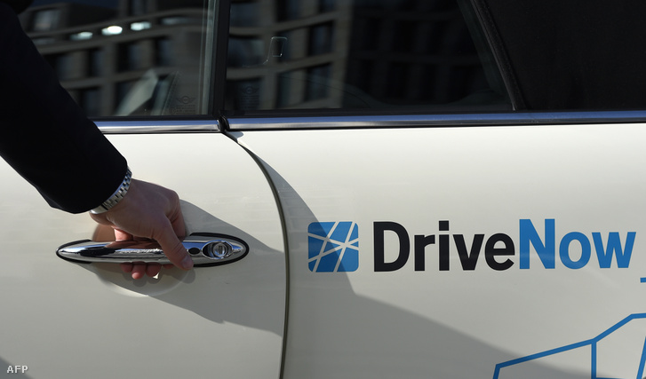 A DriveNow, a németországi carsharing cég egyik Minije Berlinben. A jövő közösségi autója már önjáró lesz.