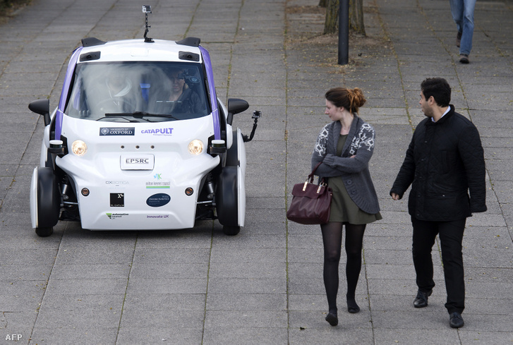 A Transport Systems Catapult egyik vezető nélküli járművét tesztelik a londoni Milton Keynes egyik sétálóutcájában egy sajtóesemény keretében, 2016. október 11-én.