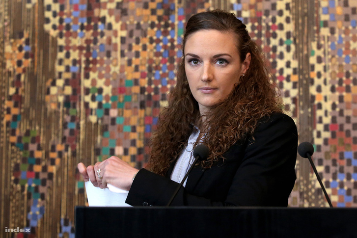 Hosszú Katinka a 2016 januári sajtótájékoztatóján, ahol nem fogadta el a szövetség szerződés ajánlatát.
