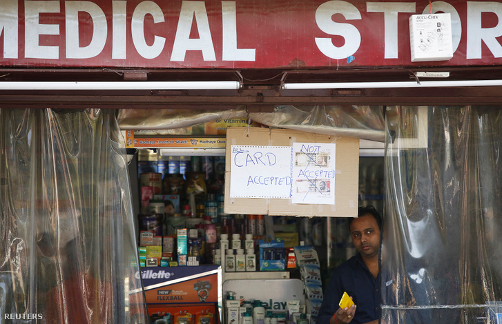 500 és 1000 rúpiás bankjegyet nem fogadunk el - áll a felirat egy orvosi készítményeket árusító bolt bejáratán az indiai Lucknow városban