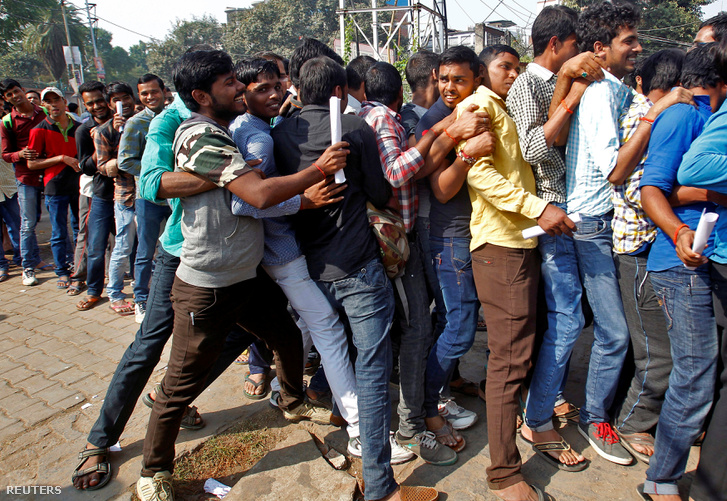 Bank előtt sorbanállók verekednek össze az indiai Allahabadban
