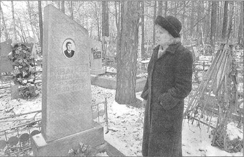 Alevtina Nekrasova látogatja meg apja sírját, aki első volt az anthrax fertőzés áldozatai közül.