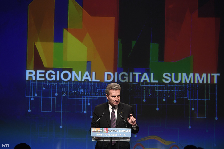 Günther Oettinger, az Európai Bizottság digitális gazdaságért és társadalomért felelős biztosa a budapesti Regionális Digitális Konferencián 2016. november 17-én.