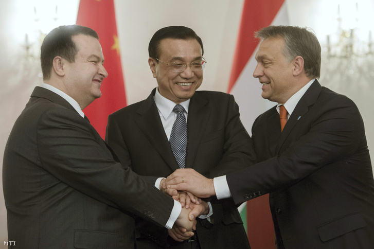 Ivica Dacic szerb Li Ko-csiang kínai kormányfő és Orbán Viktor miniszterelnök (b-j) kezet fog miután a Budapest-Belgrád vasútvonal korszerűsítése érdekében kezdődő együttműködésről állapodtak meg a Bukarestben zajló Kelet-Közép-Európa (KKE)-Kína csúcstalálkozón 2013. november 25-én.