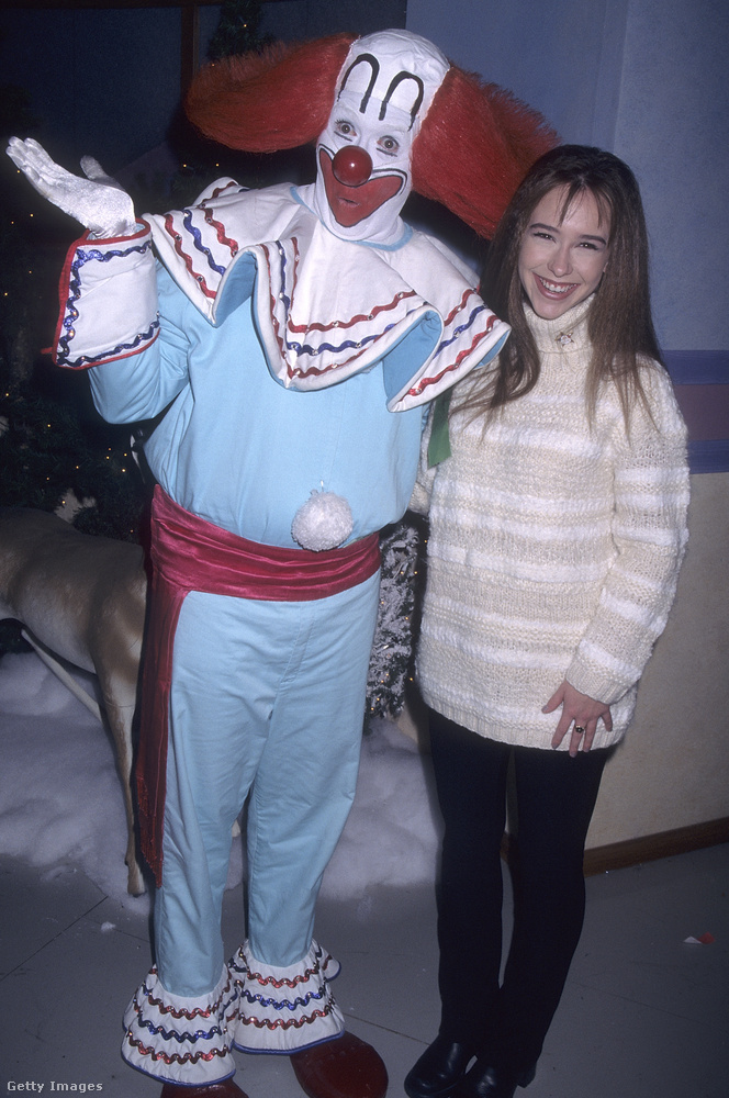 1996 - a nagy kérdés, hogy ki néz kijesztőbben - a bohóc, vagy Jennifer Love Hewitt ebben a pulcsiban.