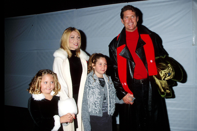 Fontos elem a David Hasselhoffról és családjáról készült fotón a színész kezében látható metálarany kabát!!!!!!