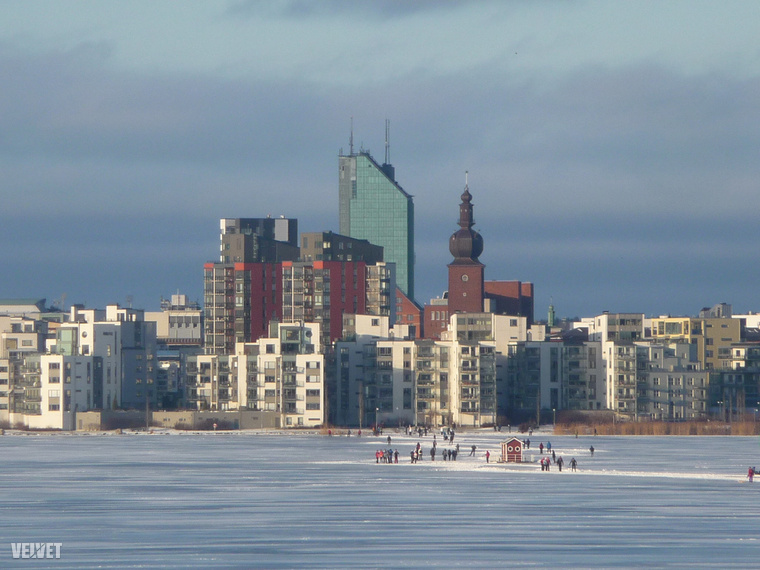 A város legmodernebb negyedének látképe a tó befagyott jegéről.